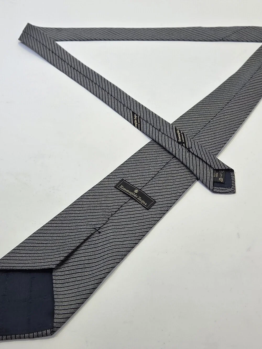 Ermenegildo Zegna 100% Silk Made in Italy Gray Striped Designer Tie